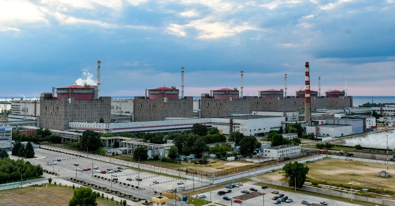 写真・図版 : ロシア軍が攻撃したと報じられたウクライナ南東部にある欧州最大級の原子力発電所、ザポリージャ原発。侵攻以前の写真＝同原発のホームページから