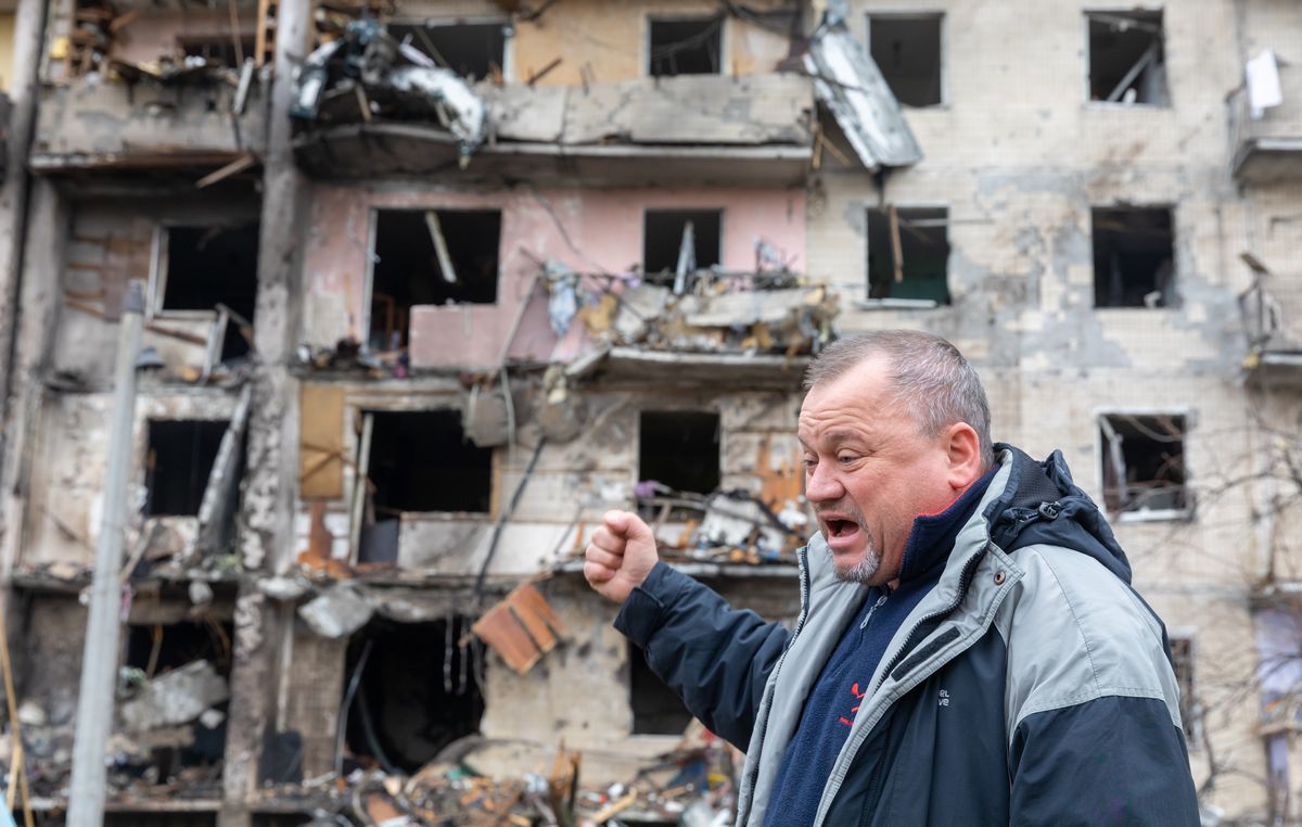 写真・図版 : 攻撃で破壊されたウクライナの首都キエフの集合住宅＝2022年2月25日（Drop of Light/Shutterstock.com）
