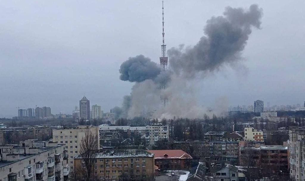 写真・図版 : キエフのテレビ塔付近が攻撃を受けた様子とされる映像＝ウクライナのゲラシチェンコ内相顧問のSNSから