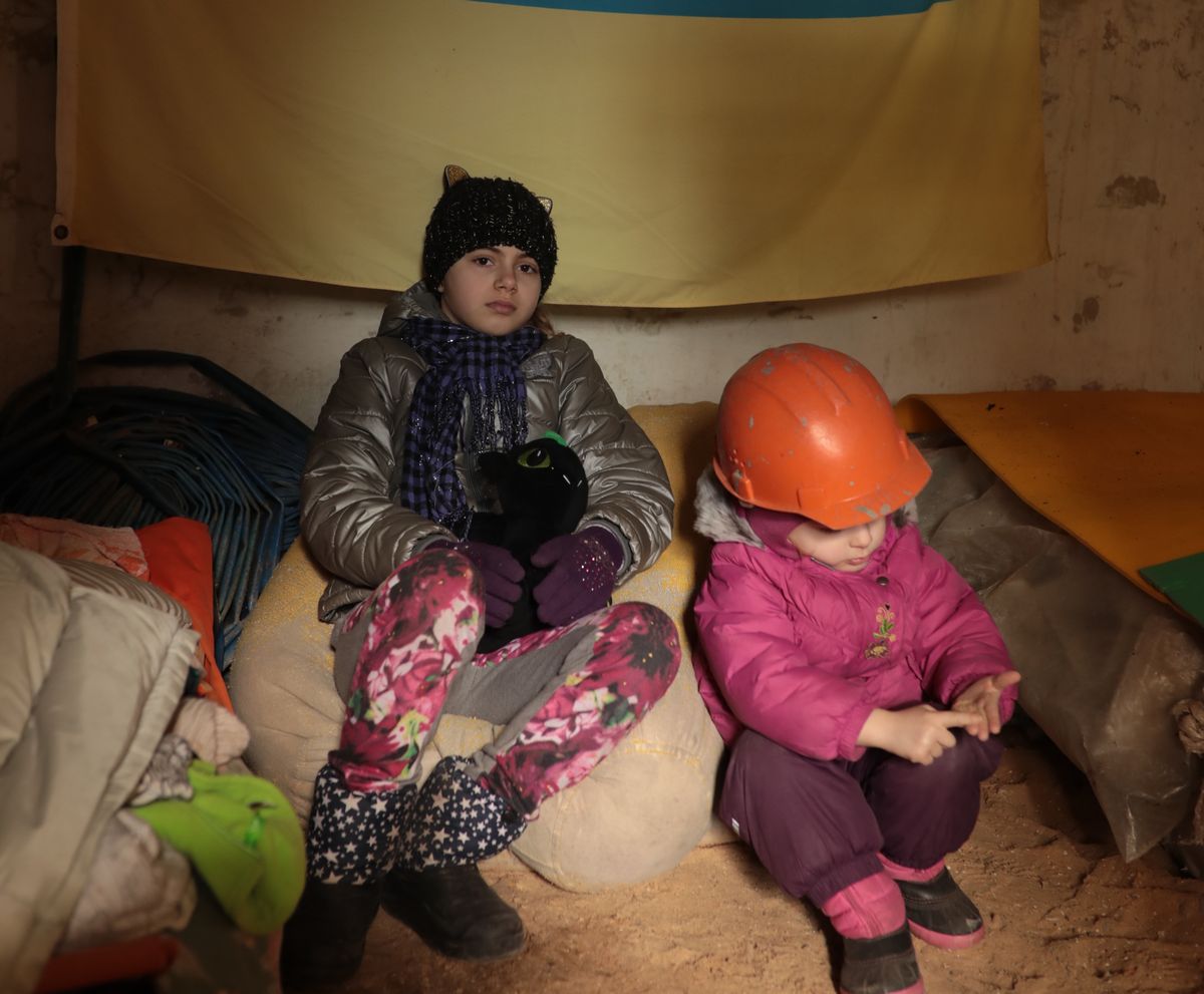 写真・図版 : ハリコフでロシア軍の攻撃が続く間、地下の避難所に逃れる子どもたち＝2022年3月2日（Kseniia De Netto/Shutterstock.com）