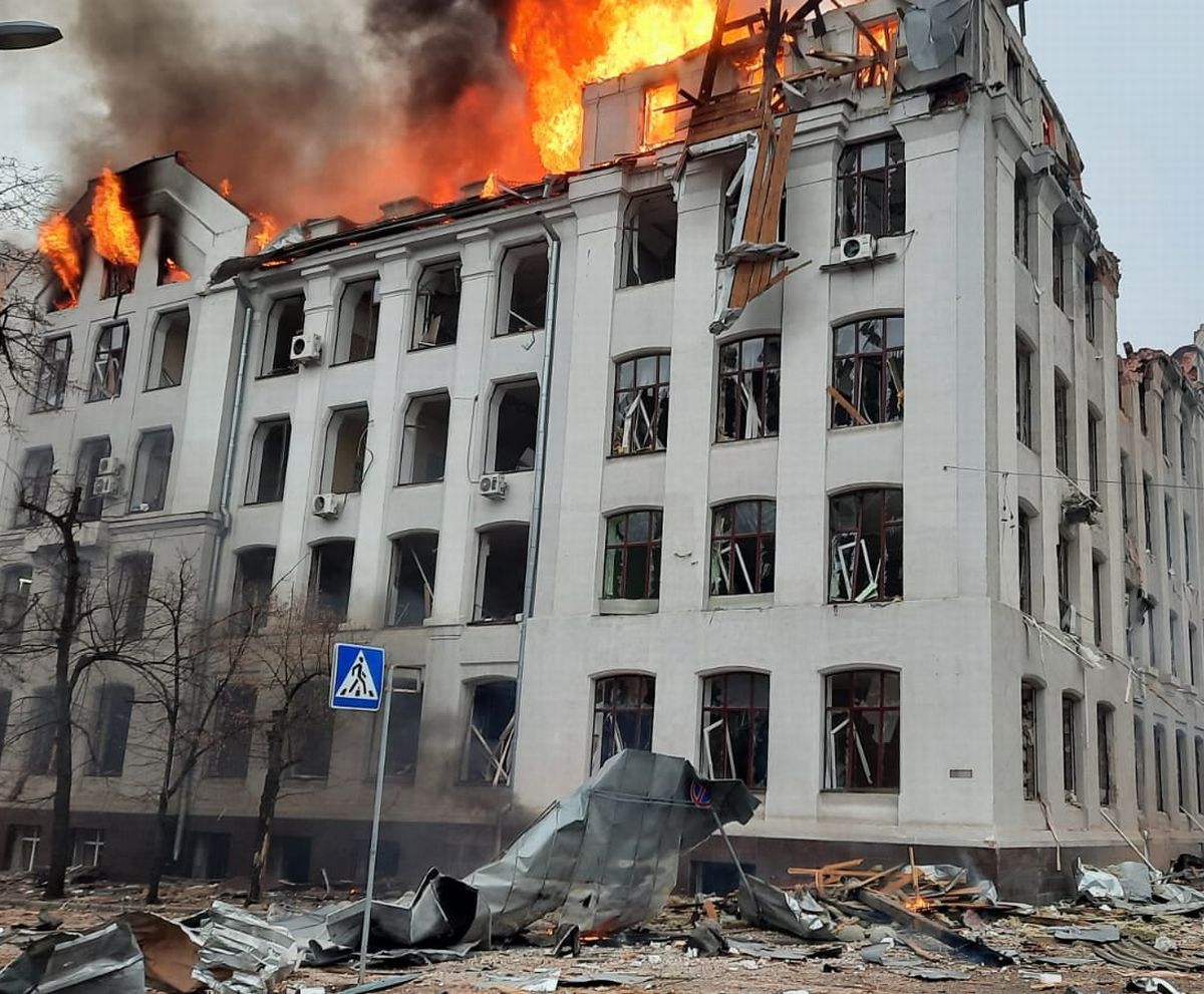写真・図版 : ウクライナ北東部ハリコフで3月2日、攻撃を受けて炎を上げる警察の庁舎＝ウクライナ非常事態当局のフェイスブックから