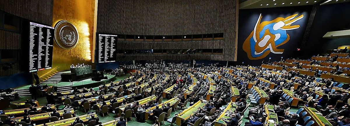 写真・図版 : ウクライナからの即時撤退を求める決議案を採択した国連総会。賛成141カ国、反対5カ国の採択結果が映し出された＝2022年3月2日
