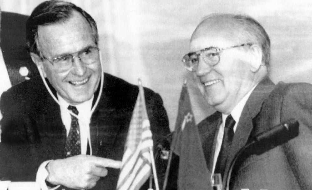 写真・図版 : 冷戦終結の声明を出したマルタでの米ソ首脳会談に臨んだブッシュ米大統領（左）とゴルバチョフ・ソ連共産党書記長＝1989年12月2日