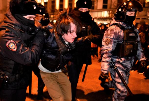 写真・図版 : モスクワ中心部の広場で開かれたウクライナ侵攻への抗議集会で、警察や内務省の治安部隊に拘束された男性＝2022年2月24日、モスクワ