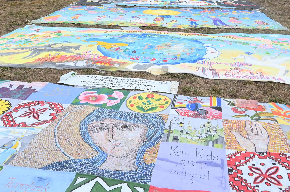 写真・図版 : 子供たちが平和を願って巨大な絵を描く国際的な活動「キッズゲルニカ」の一環として、ウクライナの子供たちが2017年に制作した作品。3月初めに静岡県富士宮市で公開された