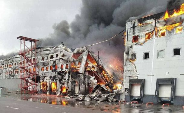写真・図版 : キエフ近郊で炎を上げて燃える建物。ウクライナのゲラシチェンコ内相顧問が3月3日、SNAに投稿した写真 
