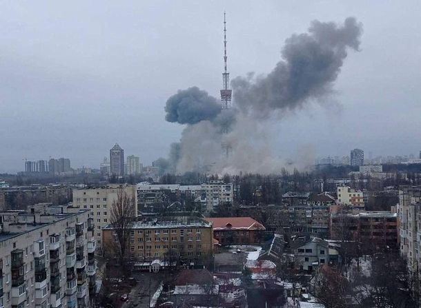 写真・図版 : キエフのテレビ塔付近が攻撃を受けた様子とされる映像＝ウクライナのゲラシチェンコ内相顧問のSNSから 