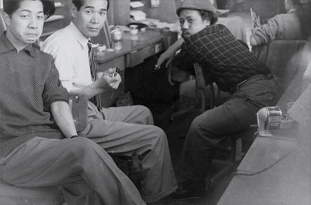 写真・図版 : 左から大塚康生さん、大工原章さん、森康二さん＝1959〜1960年頃、東映動画にて、大塚さんのご家族提供