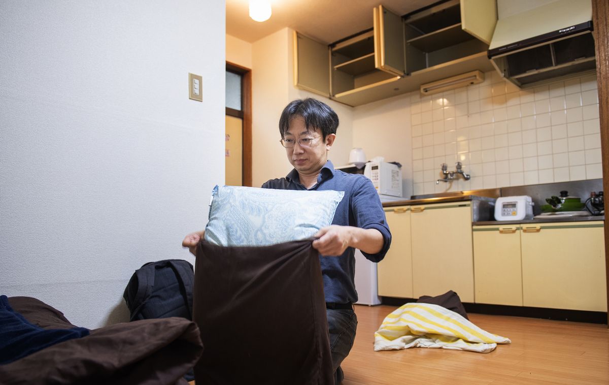 写真・図版 : つくろい東京ファンドは、生活困窮者の住宅支援に力を入れており、空き屋などを活用した個室シェルターなどを運営する。写真は、利用者が退去したシェルターで、寝具などを整え次の入居者に備える筆者＝2021年7月