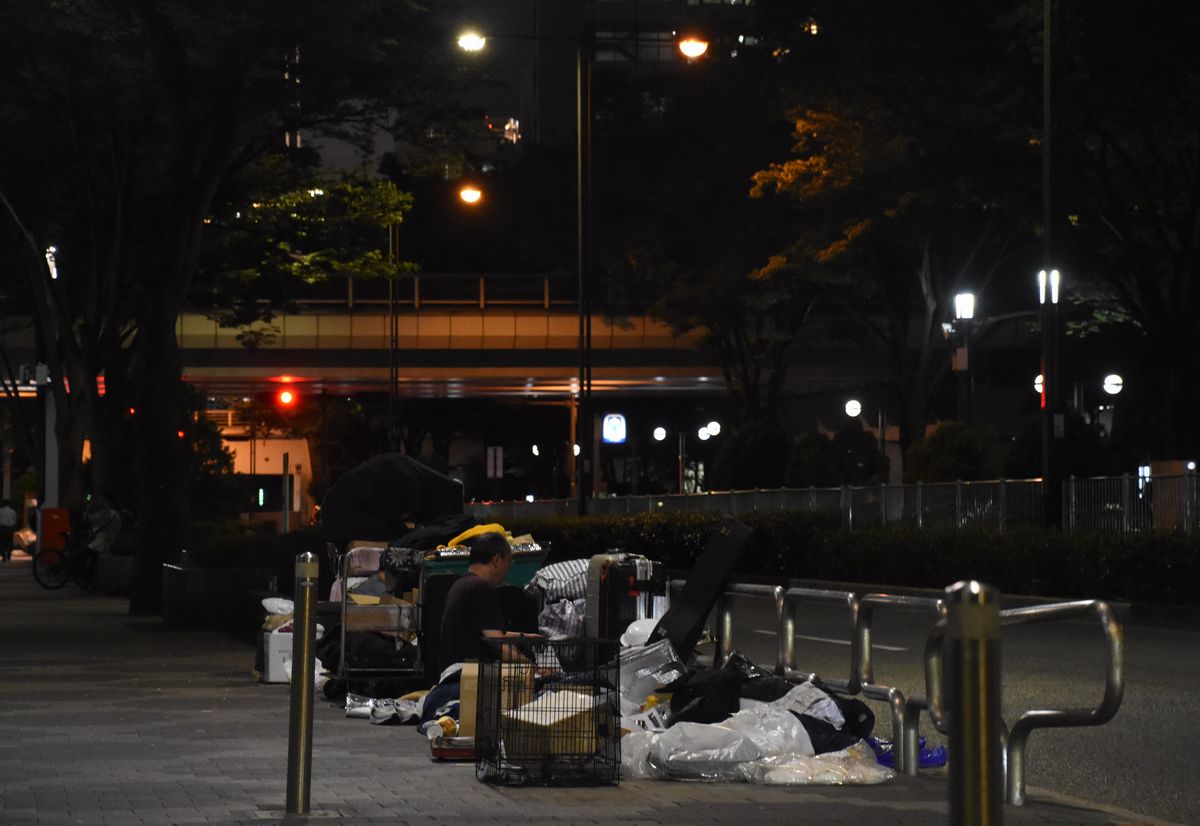写真・図版 : 路上生活を送る人たち＝2021年7月、東京都新宿区