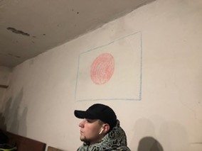 写真・図版 : 壁に描かれた日の丸=撮影・筆者