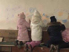 写真・図版 : 子どもたちがシェルターの壁に絵を描き出した=撮影・筆者