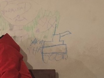 写真・図版 : 子どもたちが描いた戦車=撮影・筆者