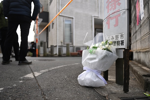 発砲・立てこもり事件の現場近くには花束が置かれていた＝２０２２年１月２９日午前１０時１３分、埼玉県ふじみ野市
