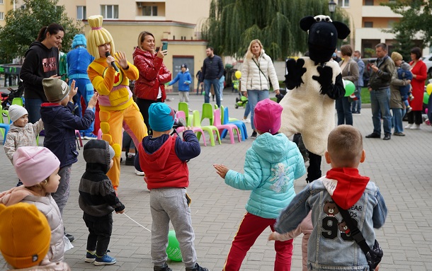 写真・図版 : 2020年11月、ロシアのアニメシリーズ「フィクシキ」の登場人物などのコスプレをしたアニメーターと遊ぶウクライナの子どもたち＝キエフのチャイキ村で ShapikMedia/Shutterstock.com