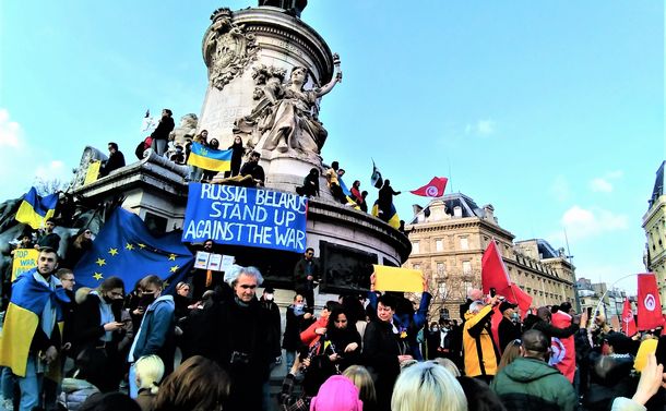 写真・図版 : ロシアのウクライナ侵攻に抗議するパリの市民たち＝2022年3月5日、共和国広場（筆者撮影）