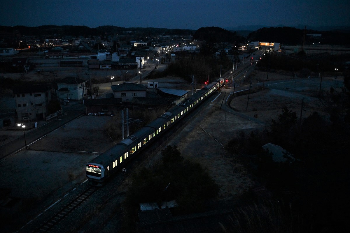 写真・図版 : 福島県双葉町の中心部を走る常磐線の上り電車＝2021年3月12日午後5時58分撮影