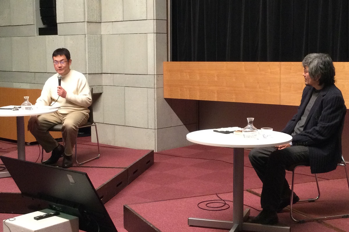 写真・図版 : 福島県立博物館で対談する和合亮一さん（左）と筆者＝2022年3月5日