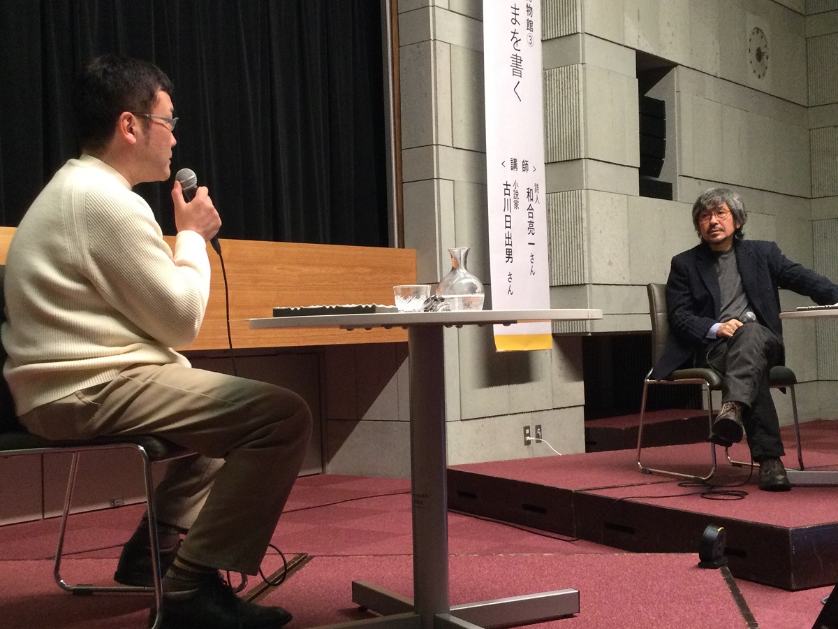写真・図版 : 福島県立博物館で対談する和合亮一さん（左）と筆者＝2022年3月5日
