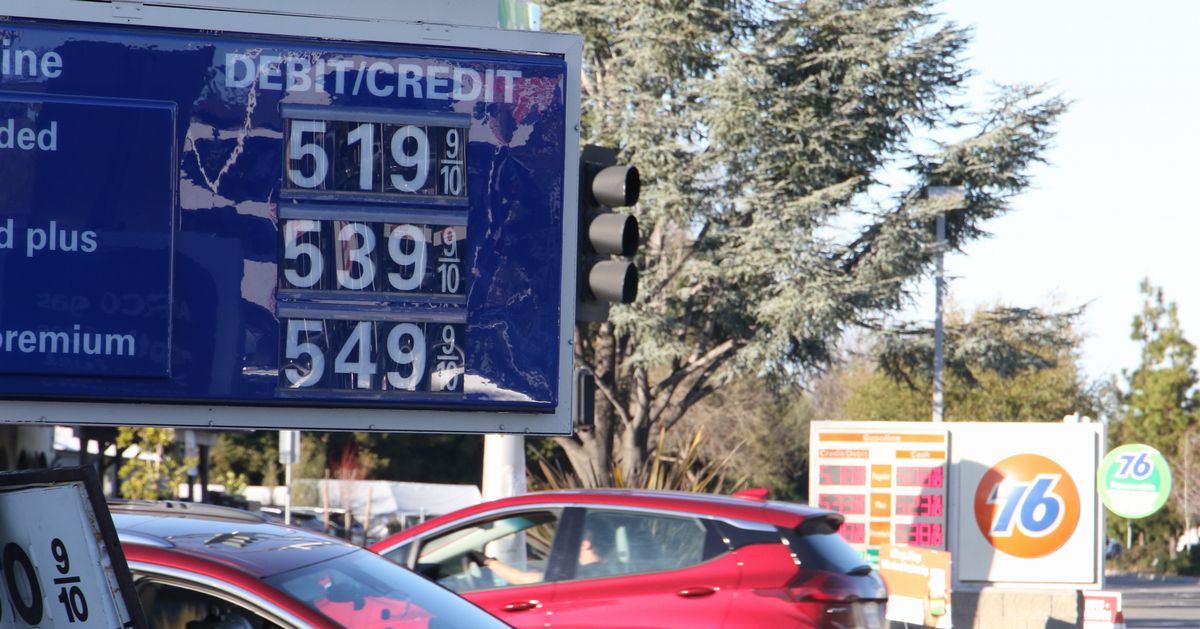 写真・図版 : カリフォルニアではガソリン価格が1ガロン＝5ドルを超えた＝2022年3月8日、カリフォルニア州パロアルト