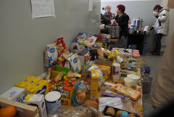 写真・図版 : ウクライナから来た人たちの避難所に並べられた菓子や飲み物＝2022年2月27日、ポーランド南東部コルチョーバ