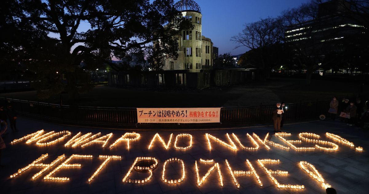 写真・図版 : ロシアのウクライナ侵攻に抗議し、平和と核兵器廃絶を訴えるキャンドルメッセージが、原爆ドーム前に浮かび上がった＝2022年3月8日、広島市中区