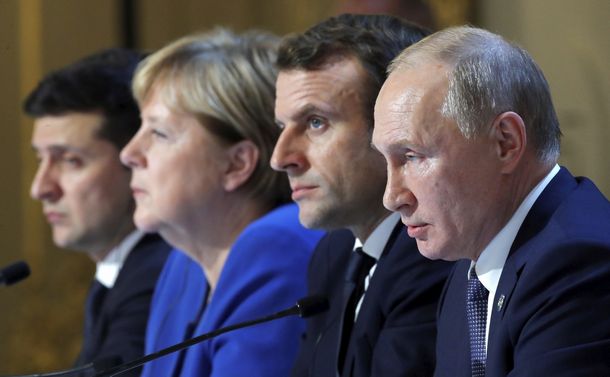 写真・図版 : パリのエリゼ宮（大統領府）で共同記者会見に臨む（左から）ウクライナのゼレンスキー大統領、ドイツのメルケル首相、フランスのマクロン首相、ロシアのプーチン大統領＝2019年12月9日、AP