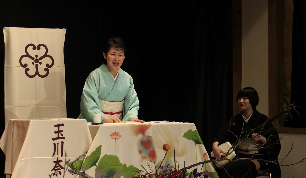 写真・図版 : 浪曲の玉川奈々福（左）と曲師の沢村美舟（写真提供：徳島県立阿波十郎兵衛屋敷）