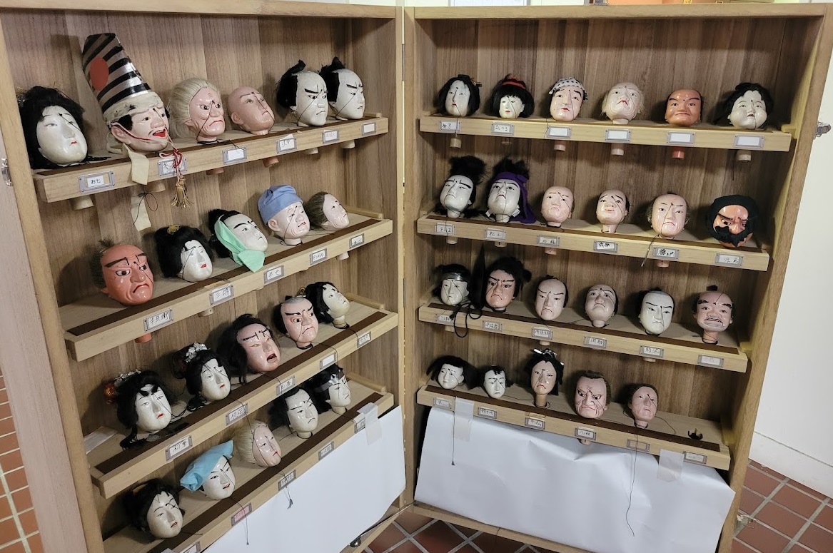 写真・図版 : 棚にずらりと並んだ益田糸操り人形のカシラ＝島根県益田市
