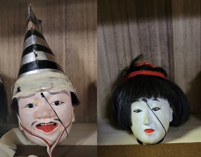 写真・図版 : 舌出し三番叟（左）とおつる（右）のカシラ