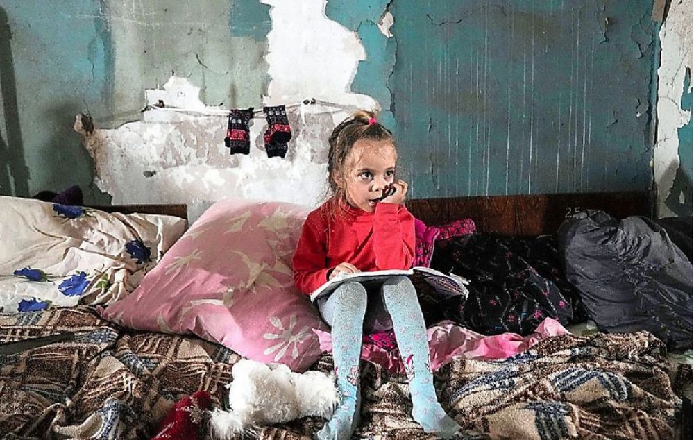 写真・図版 : ロシアの攻撃による市民の被害が拡大するウクライナ南東部のマリウポリで、即席の防空壕に逃れた子供＝2022年3月7日