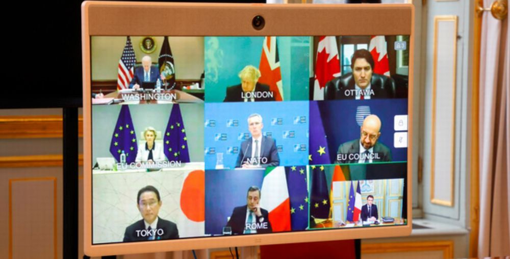 写真・図版 : ウクライナ情勢について、オンライン形式で開かれた主要7カ国首脳会議（G7サミット）に参加した各国首脳ら＝2022年2月24日