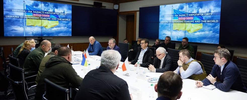 写真・図版 : ウクライナのキエフを3月15日、ポーランド、チェコ、スロベニアの首相らが訪問し、ゼレンスキー大統領ら（テーブル左）と会談した＝ポーランドのモラビエツキ首相のツイッターから