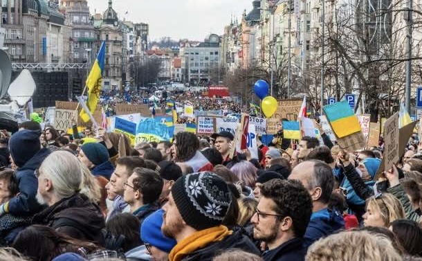写真・図版 : ロシアによるウクライナ侵攻に抗議する人々、チェコ・プラハで　Matyas Rehak:shutterstock.com