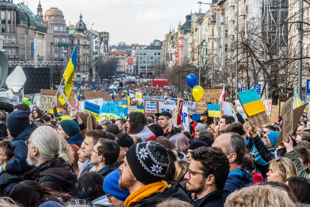 写真・図版 : ロシアによるウクライナ侵攻に抗議する人々、チェコ・プラハで　Matyas Rehak:shutterstock.com