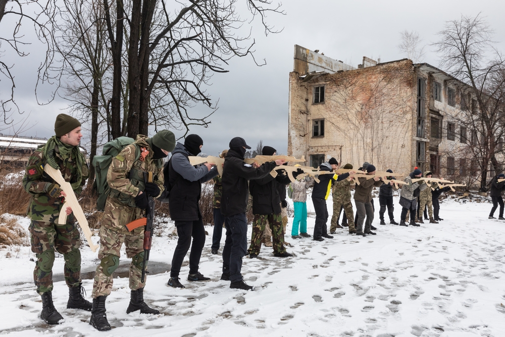 写真・図版 : キエフで軍事訓練するウクライナの民間人　Drop of Light:shutterstock.com