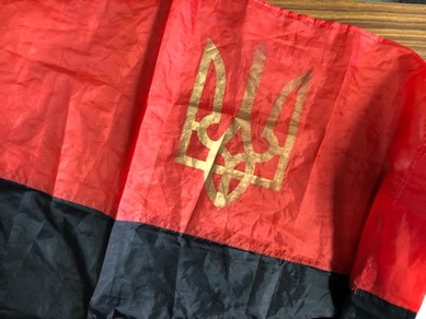 青年がプレゼントしてくれた「ウクライナ蜂起軍」の旗