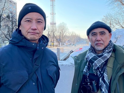 写真・図版 : キエフで取材中の遠藤正雄さん(右)と新田義貴さん＝新田さんのSNSより
