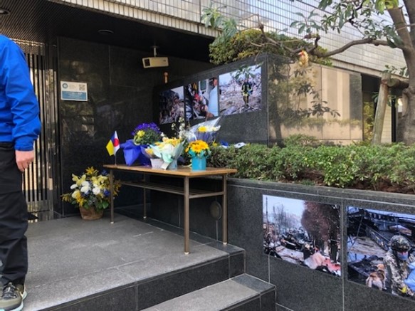 写真・図版 : ウクライナ大使館の玄関に手向けられた花=東京・西麻布、撮影・筆者