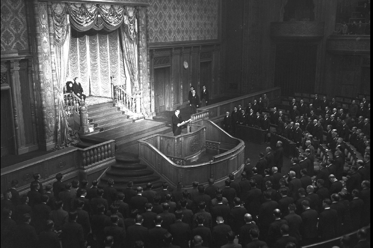 写真・図版 : 優生保護法を可決した1948年の第2回通常国会。写真は1月21日、参院本会議場で行われた開会式