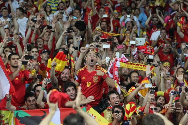 写真・図版 : サッカー欧州選手権で、優勝したスペインチームのサポーターたち＝2012年7月1日、ウクライナ・キエフ、Liukov/shutterstock.com