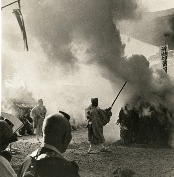 1938年6月 大阪 日中戦争下の愛染祭で大護摩焚き
写真説明	日中戦争(支那事変)下の愛染祭で、武運長久を祈願しての大護摩焚き