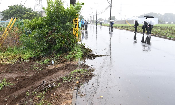 千葉県八街市
写真説明	事故現場にはタイヤの跡が残っていた=2021年6月29日午前8時41分、千葉県八街市