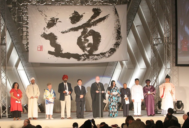 世界宗教者平和会議の開会式で並んだ諸宗教の代表者たち＝２６日、国立京都国際会館で2006年8月26日