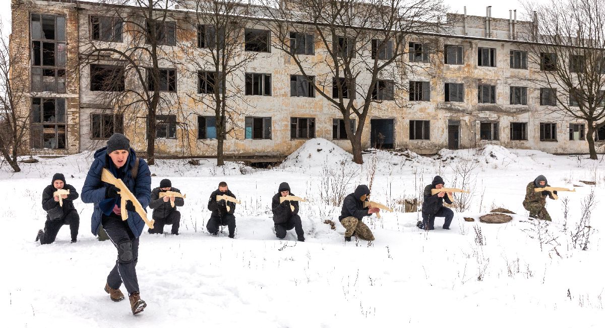 写真・図版 : ウクライナでの民間人の軍事演習＝2022年2月（Drop of Light/Shutterstock.com）