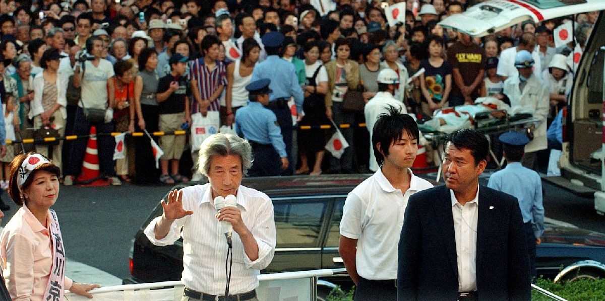 写真・図版 : 衆院選の応援演説をする小泉純一郎首相。群衆が殺到し負傷者も出た＝2005年9月3日、北九州市