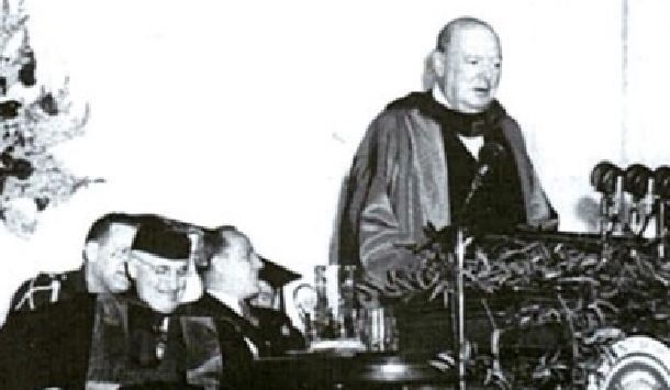写真・図版 : 「鉄のカーテン」演説をするチャーチル英首相。左はトルーマン米大統領＝1946年3月5日、米ミズーリ州
