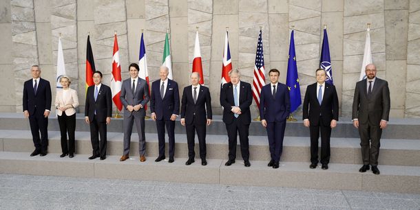 写真・図版 : NATO本部で記念撮影に臨む（左から）NATOのストルテンベルグ事務総長、フォンデアライエン欧州委員長、岸田文雄首相、カナダのトルドー首相、米国のバイデン大統領、ドイツのショルツ首相、英国のジョンソン首相、フランスのマクロン大統領、イタリアのドラギ首相、EU首脳会議のミシェル常任議長＝2022年3月24日、ブリュッセル、代表撮影