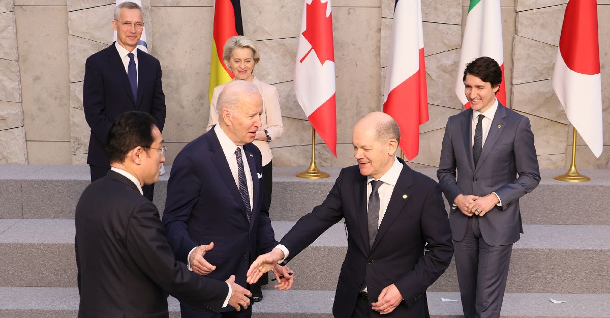 写真・図版 : G7首脳会合を前に言葉を交わすドイツのショルツ首相（右から2人目）、米国のバイデン大統領、岸田文雄首相ら＝2022年3月24日、ブリュッセル、内閣広報室提供