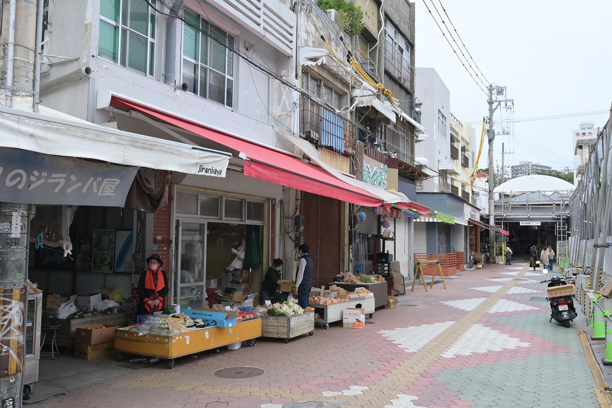写真・図版 : 新型コロナ感染で観光客の消え、がらんとした市場界隈＝2021年1月、筆者撮影